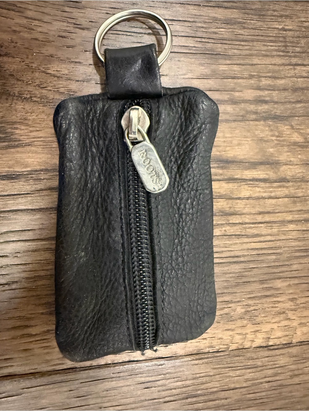 ROOTS black pebbled leather change pouch keychain.